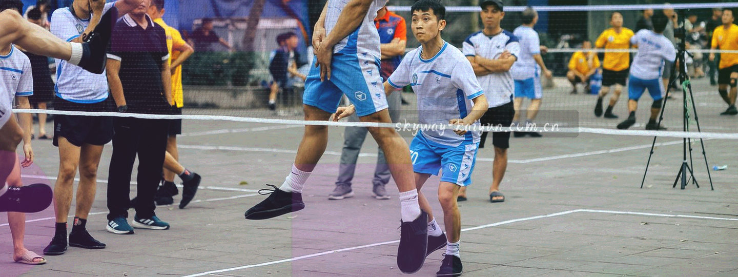 一条主线向右侧分叉成多条支线的抽象演进示意图，节点旁标注年份区间，表现赛事入口从单一页面走向分栏结构的过程